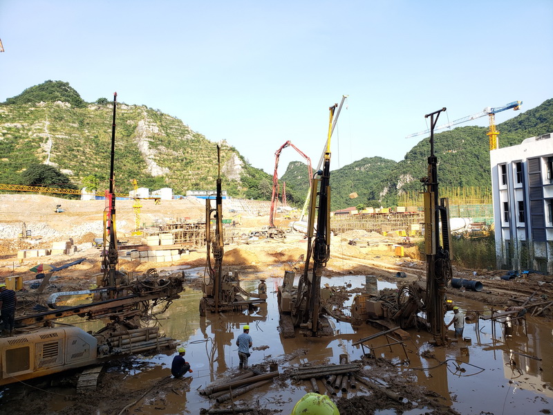 广西建工柳州工地抗浮锚杆施工.jpg